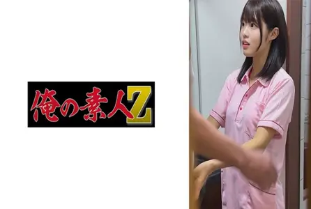 230OREMO-250230OREMO-250 护理人员洗澡，小心翼翼地脱掉哺乳服，在浴室里清洗身